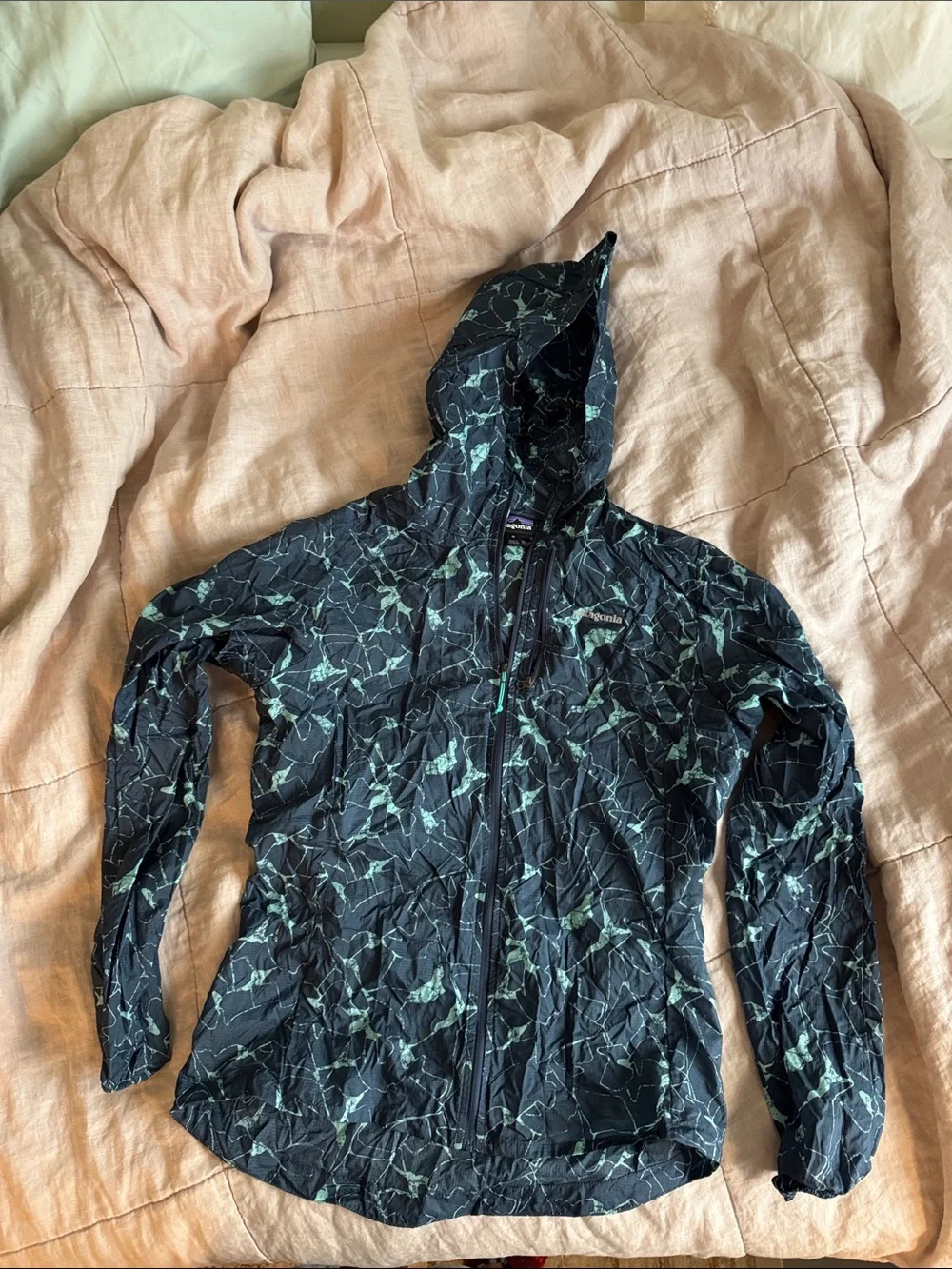Patagonia Black Hooded Jacket with Mint Marble Print - Picture 1 of 3